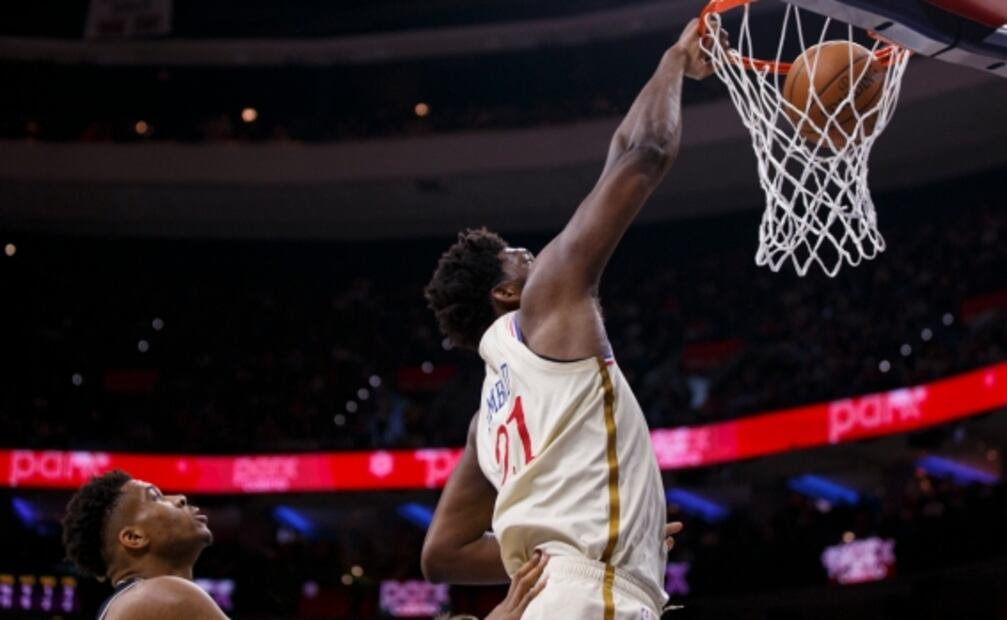 Joel Embiid supera a Giannis Antetokounmpo en duelo navideño