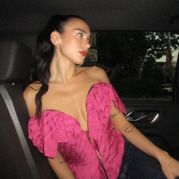 Dua Lipa impone tendencia con sensual top de hombros caídos