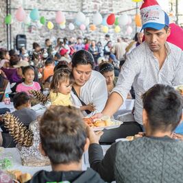 Personas en situación de calle reciben cena de Navidad 