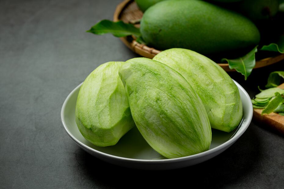 Algunos cocineros prefieren retirar la piel del chayote para suavizar el sabor del platillo. Foto: Freepik