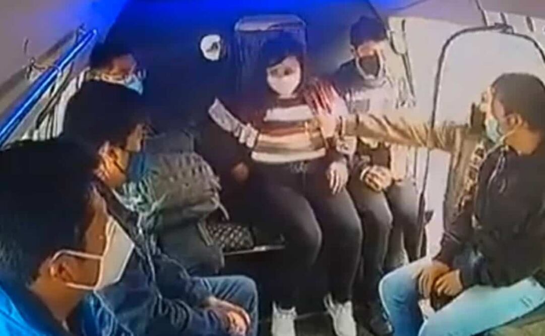 Uno de los delincuentes dispara al techo para amedrentar a los pasajeros. Foto: Archivo