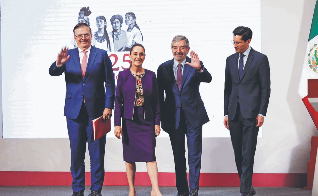 Marcelo Ebrard, secretario de Economía; la presidenta Claudia Sheinbaum y el canciller Juan Ramón de la Fuente, ayer, luego de la llamada con Donald Trump.
Foto: de DIEGO SIMÓN SÁNCHEZ. El Universal