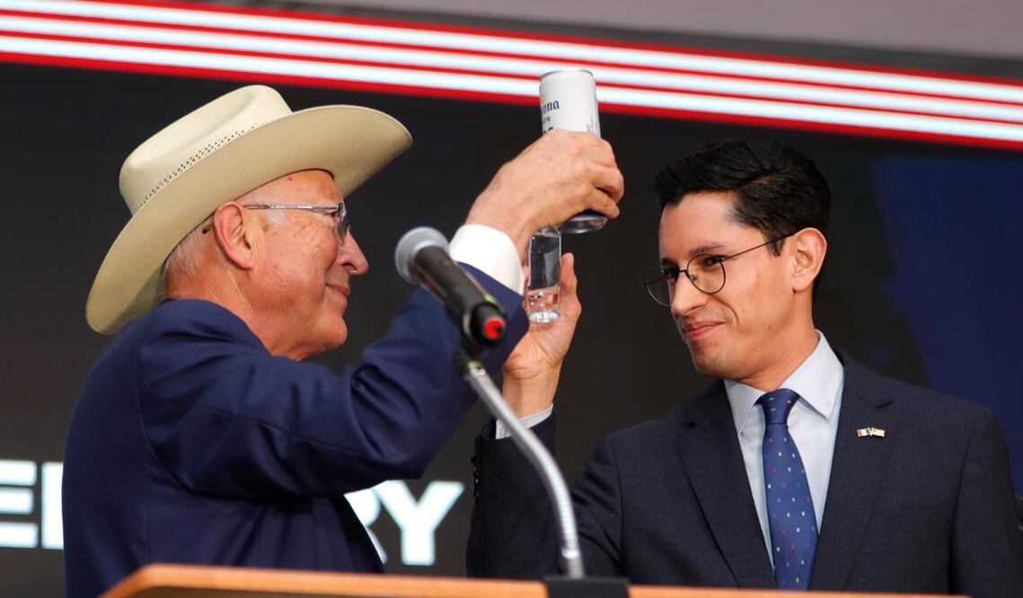 Al conmemorarse este martes 4 de julio 247 años de la Independencia estadounidense, el embajador de Estados Unidos en México, Ken Salazar, celebró la historia compartida con nuestro país. Foto: especial