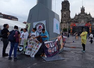 VIDEO: Madre buscadora toma asta bandera del Zócalo: "Estamos en guerra con el Gobierno"