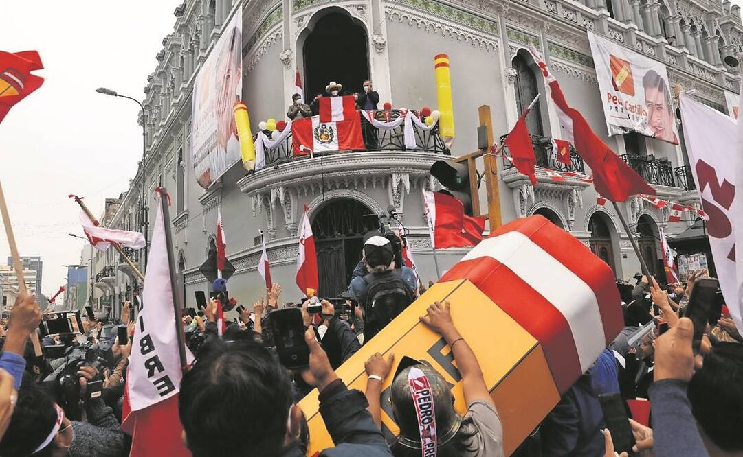 Pedro Castillo, mientras sus partidarios celebraban los resultados parciales en Lima, el 7 de junio de hace un año. Foto: Archivo/ AP.