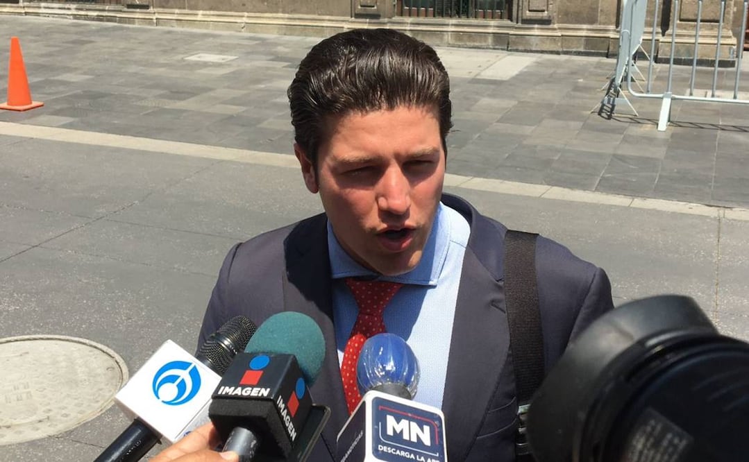 El gobernador de Nuevo León, Samuel García, cortó abruptamente la reunión con medios de comunicación y no ofreció más detalles. Foto: Especial