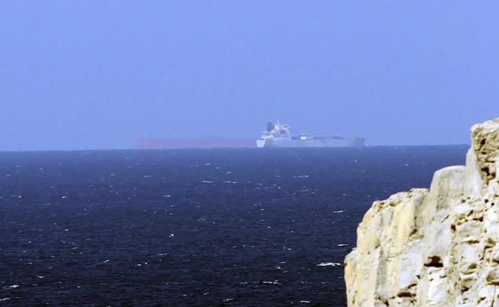 Petroleros cruzan el Estrecho de Ormuz, en Omán. Foto: EFE