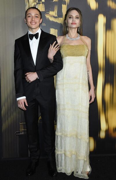 Angelina Jolie y Knox Leon Jolie-Pitt llegan a la 15.ª edición de los Premios de los Gobernadores en el Ray Dolby Ballroom de Los Ángeles. Foto:  Jordan Strauss/Invision/AP.