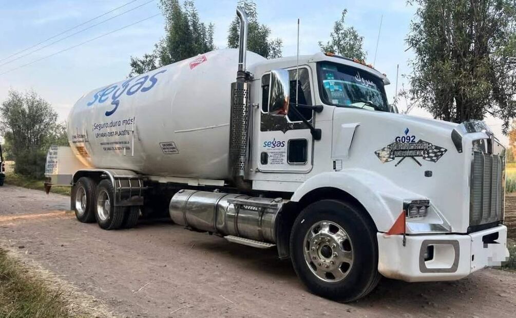 El camión cisterna presuntamente usado para huachicoleo en Tlaxcala transportaba 24 mil litros de gas (25/03/2025). Foto: Especial
