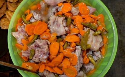 Prepara patitas de cerdo en escabeche