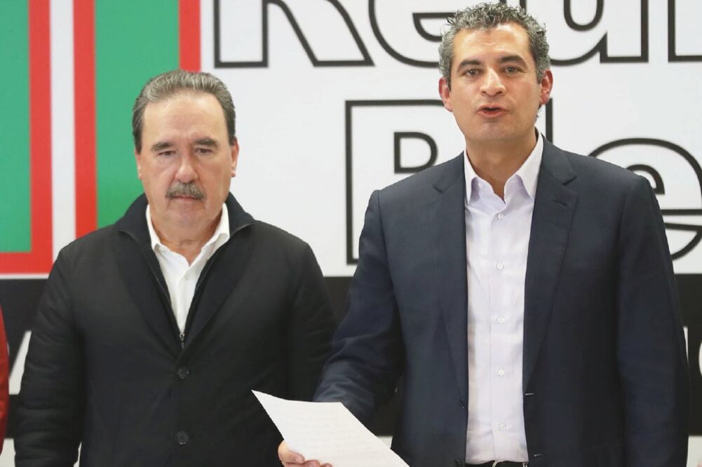 Difusión. Enrique Ochoa (der.) admite que deben aprender a comunicar mejor y dijo que la contienda electoral es una gran oportunidad para ello. (JUAN CARLOS REYES. EL UNIVERSAL)