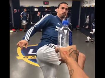 Zlatan Ibrahimovic cumple con el #BottleCapChallenge