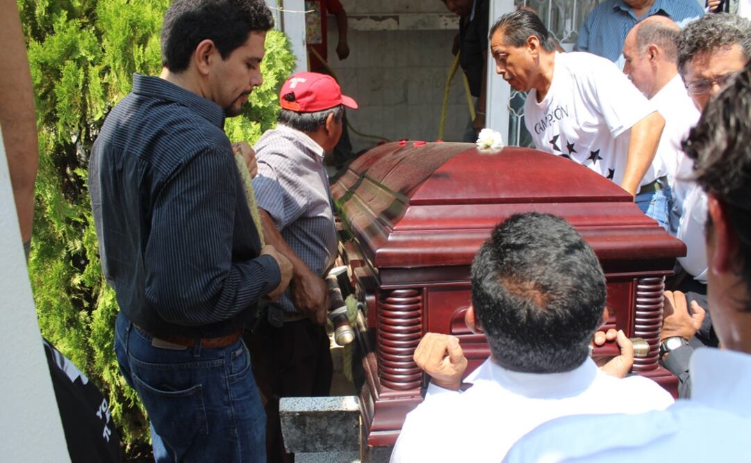 El féretro fue depositado en la capilla de la familia Zepeda en el cementerio local. (FOTO: Fredy Martín Pérez)