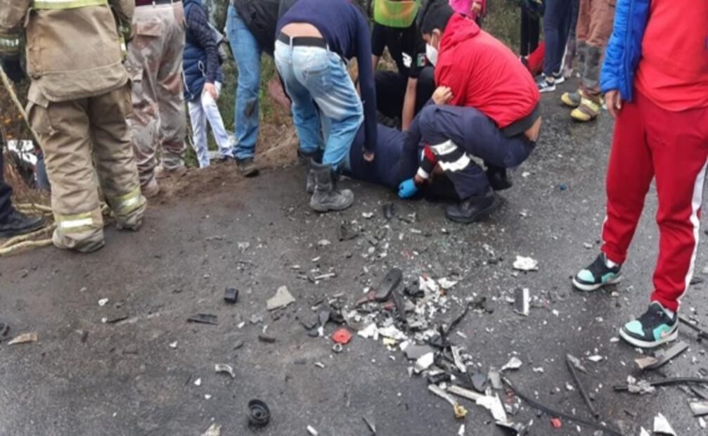 Choque entre camión de carga y combi deja seis muertos en carretera Nicolás Romero-Villa del Carbón