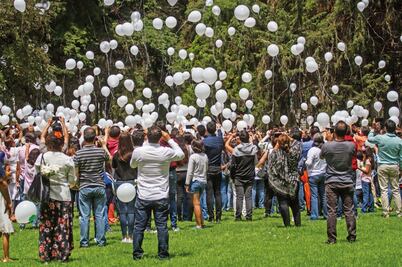 Con globos blancos dan el último adiós a los pequeños