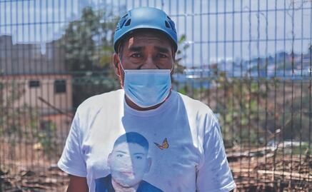 Ellos también buscan en el Día del Padre; con picos y palas buscan a sus hijos 