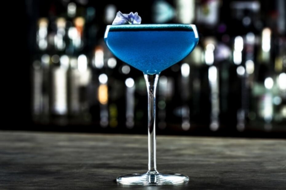 Crean coctel inspirado en "classic blue", el color del 2020 según Pantone