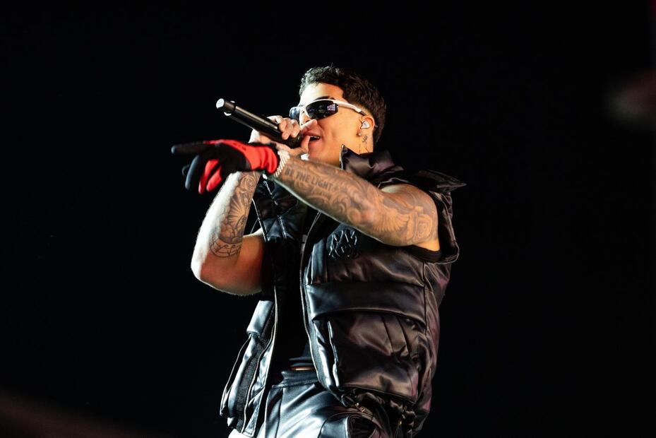 Lunay conquistó a sus fans desde sus primeras notas, apareciendo en escena con un outfit urbano. Foto: Hugo Salvador/EL UNIVERSAL.