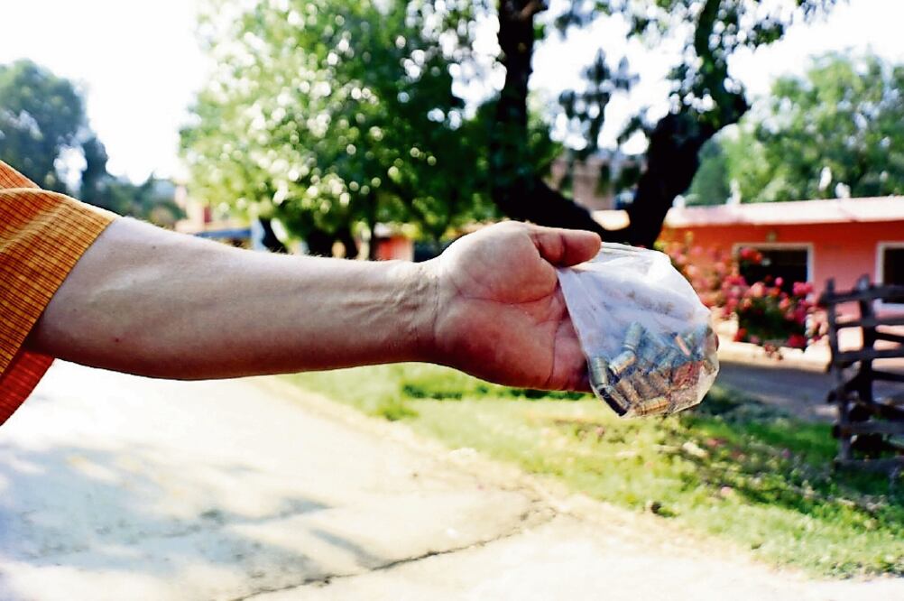 En la imagen, una bolsa con casquillos percutidos con los que, según testigos, fue herido en la cabeza uno de los estudiantes (CARLOS ARRIETA. EL UNIVERSAL)