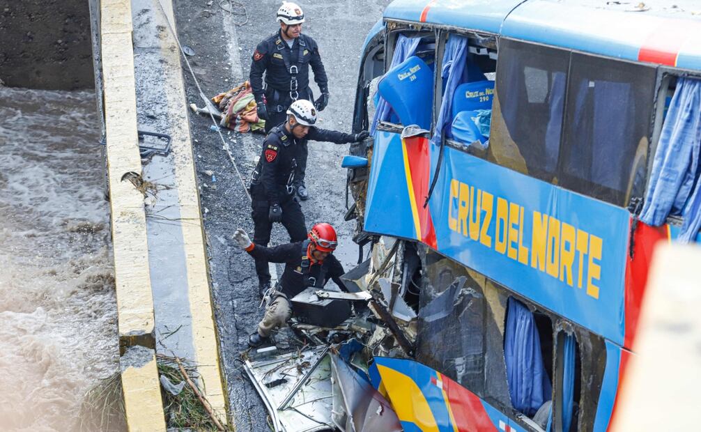 Colapsa el puente Chancay. Foto: AFP