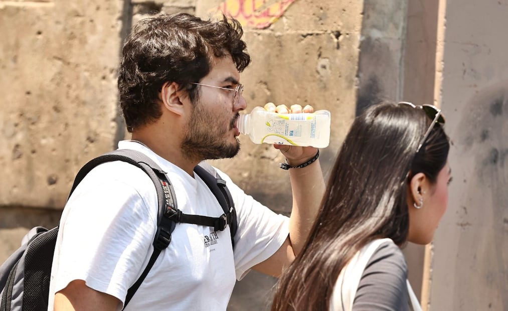 Capitalinos se cubren del sol en la Ciudad de México, el 1 de abril de 2025. La SGIRPC activó la Alerta Amarilla por pronóstico de temperaturas altas para el miércoles en ocho alcaldías de la capital. Foto: Berenice Fregoso/EL UNIVERSAL