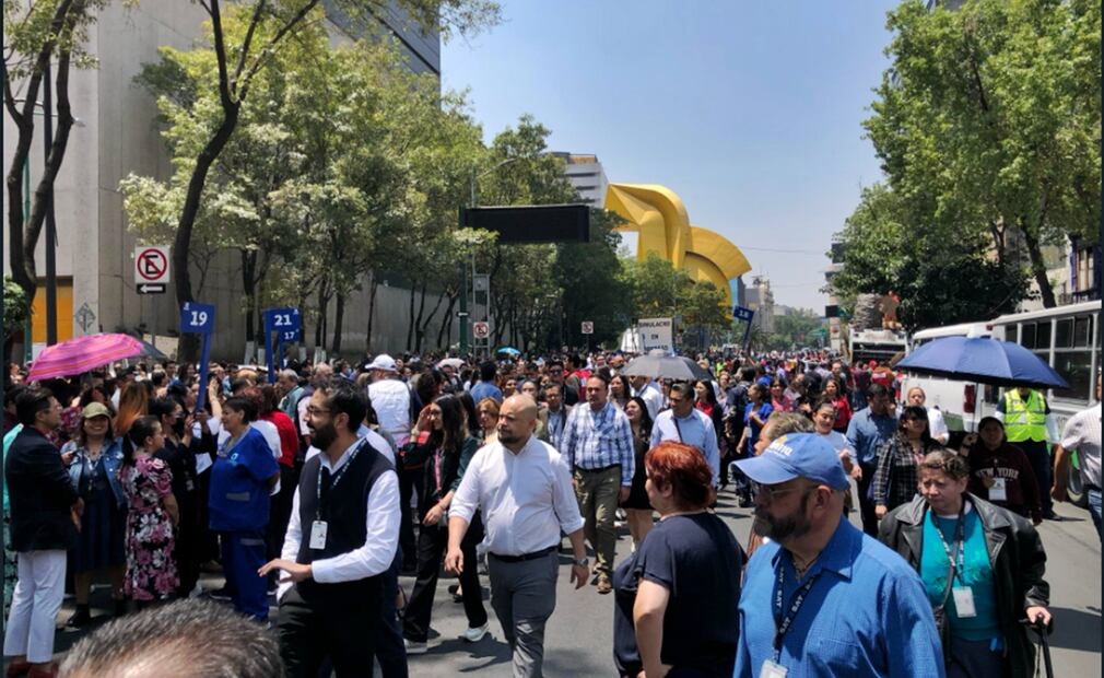 Personas participan en el Primer Simulacro Nacional 2025 en la zona  Centro de la Ciudad de México. Foto: Diego Simón Sánchez/EL UNIVERSAL