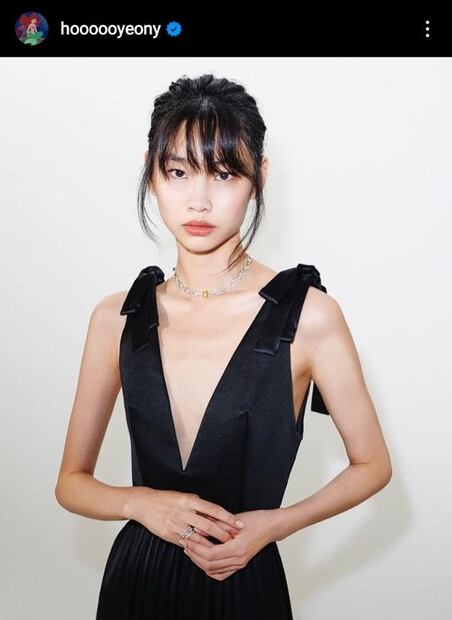 Protagonista de “El juego del Calamar” se luce en vestido Louis Vuitton