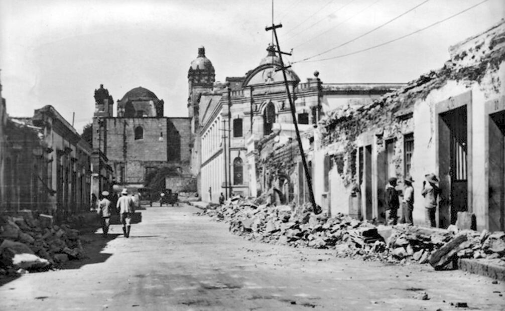 Calle de la Ciudad de México en los años 30, tras sufrir un terremoto. Foto: Mediateca INAH.