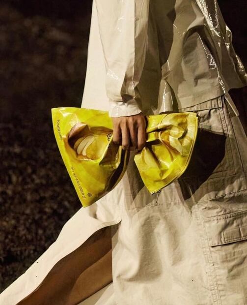 Balenciaga presenta una bolsa de papitas como accesorio de lujo