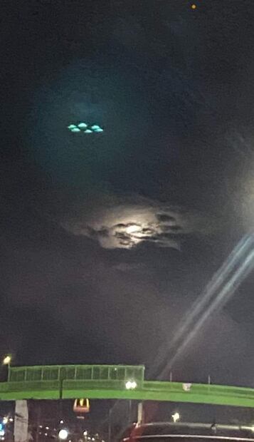 Presunto avistamiento OVNI en calzada Ignacio Zaragoza, CDMX. Foto: Twitter