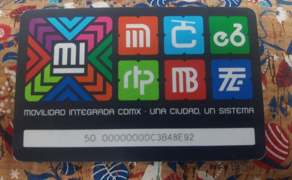 Boleto del Metro y Tarjeta de Movilidad Integrada. Foto: Samyra Sosa. EL UNIVERSAL