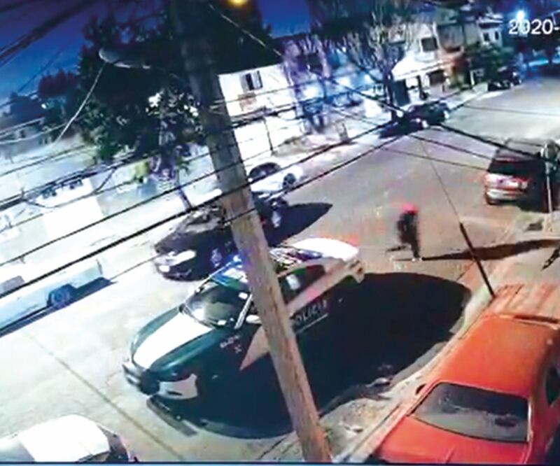 En un video captado por la cámara de un negocio se ve a un comando emboscar al joven de 19 años frente a una patrulla, con armas largas lo persiguieron al tiempo que un policía los enfrentó. IMÁGENES TOMADAS DE VIDEO