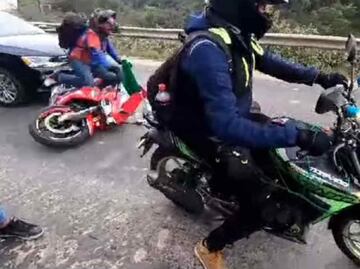 VIDEO: Captan el momento en el que un conductor arrolla a motociclista en carretera Real del Monte-Pachuca