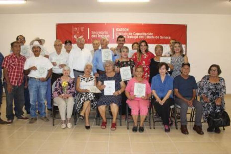 Abuelitos sonorenses ponen ejemplo y se gradúan en computación
