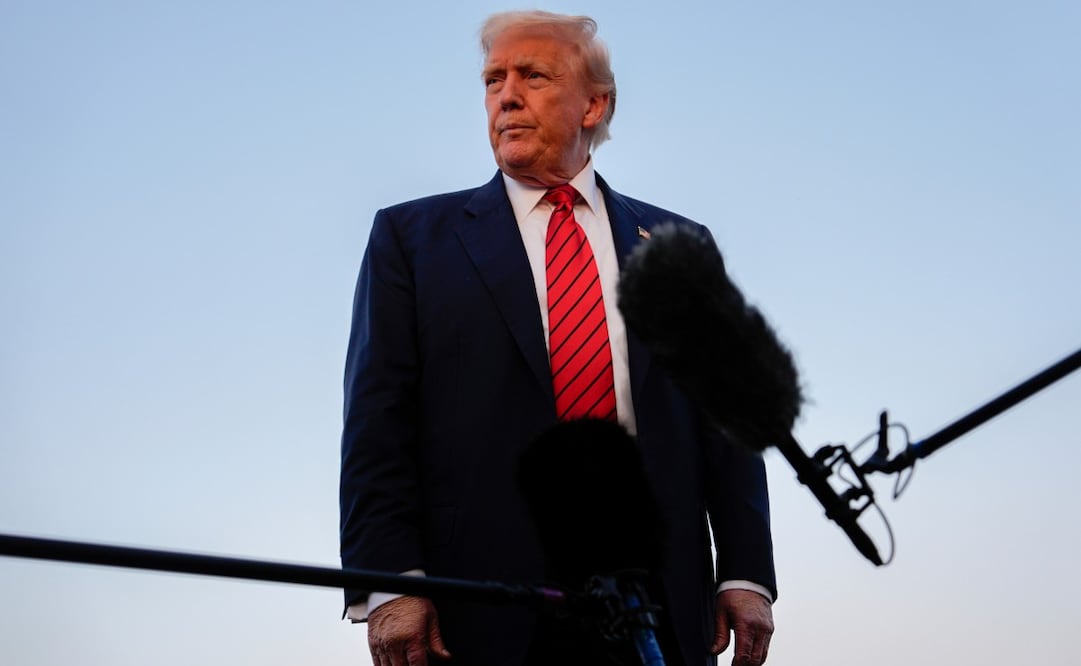 El presidente Donald Trump habla con periodistas antes de abordar el Air Force One en el Aeropuerto Internacional de Lehigh Valley, el domingo 3 de agosto de 2025, en Allentown, Pensilvania. Foto: AP