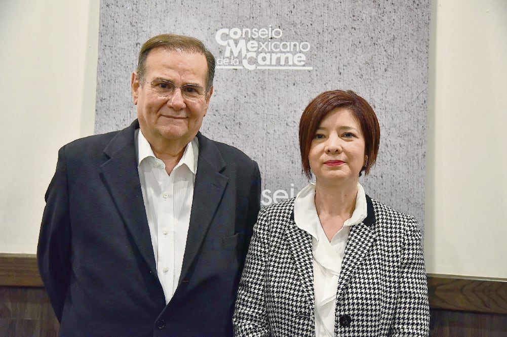 Héctor Elizondo, presidente del comité organizador de Expo Carnes y Lácteos 2019, y Carla Suárez Flores quien fue reelecta ayer como presidenta del Consejo Mexicano de la Carne (Comecarne) por tercer año consecutivo. (CORTESÍA)