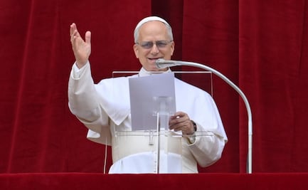 Vaticano difunde la foto oficial del papa León XIV; lleva su firma en latín y la cruz relicario