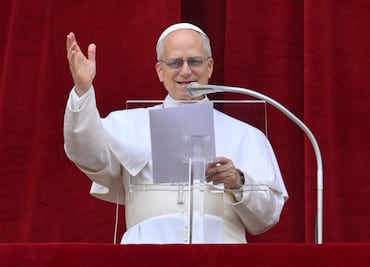Papa León XIV pide evitar “tercera guerra mundial”; realiza primera bendición en plaza de San Pedro