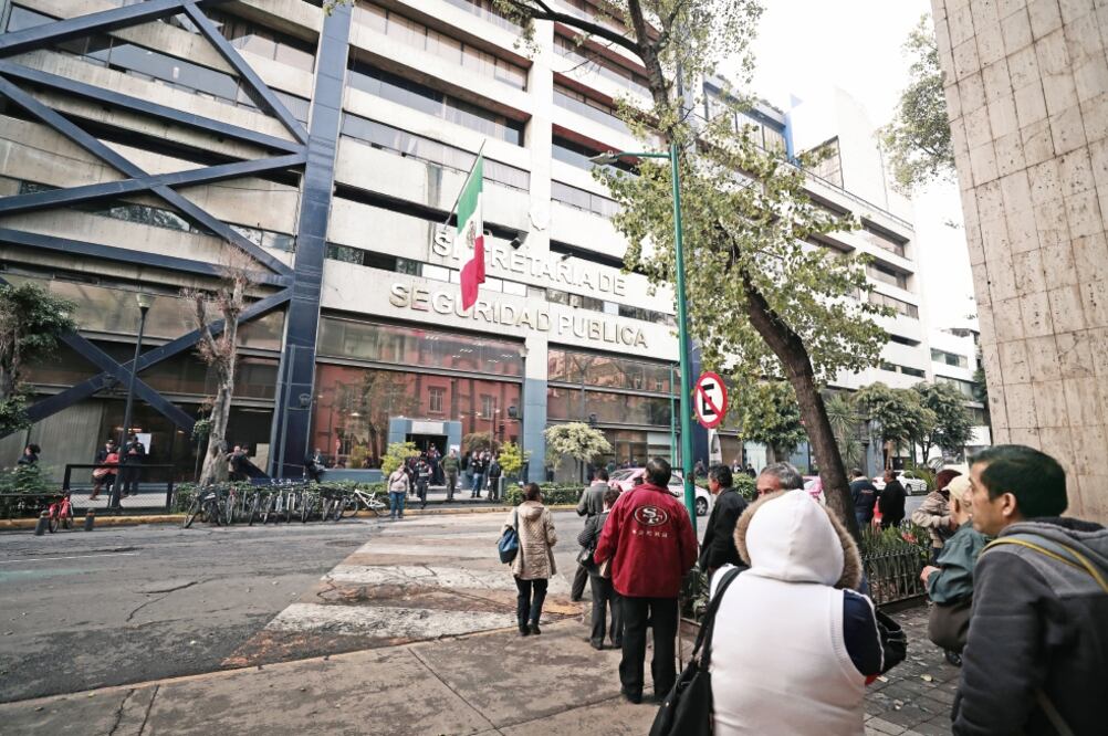 Trabajadores de la SSPCDMX protestaron frente al edificio de la dependencia que, afirman, tiene daños por el sismo (ALEJANDRA LEYVA. EL UNIVERSAL)