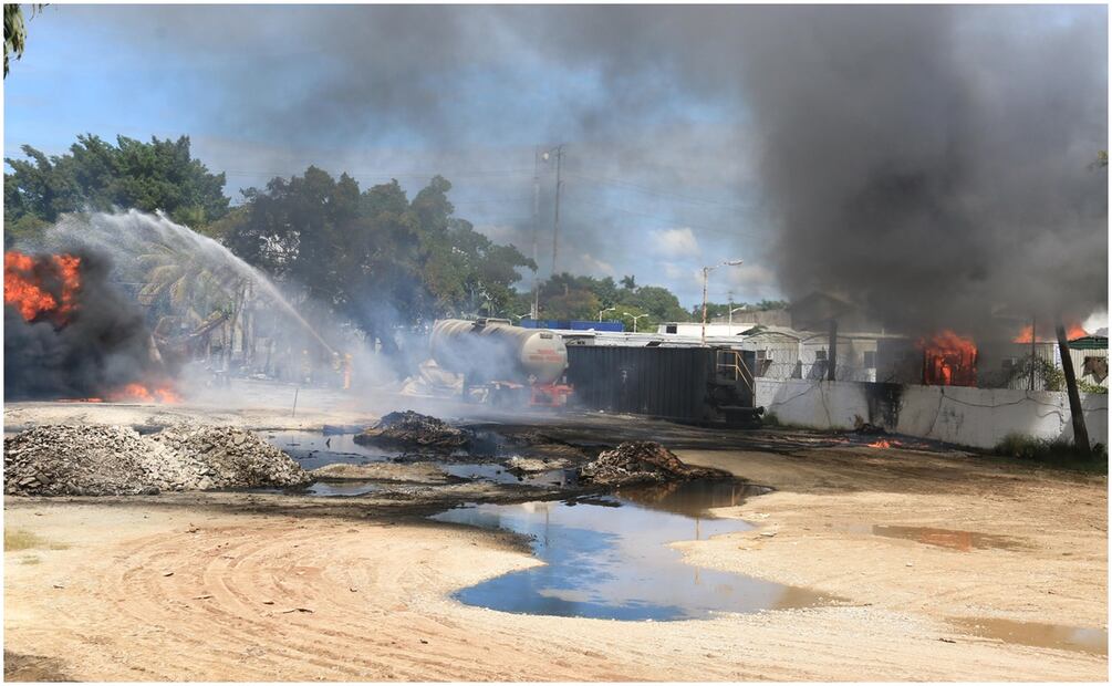 Bomberos arribaron al lugar para sofocar las llamas de una centro de refinamiento clandestino (huachicolera) en Villahermosa, Tabasco (25/01/2025). Foto: Luma López / EL UNIVERSAL