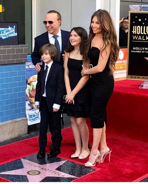 Sabrina, Mateo, Tommy Mottola y Thalía en la alfombra roja