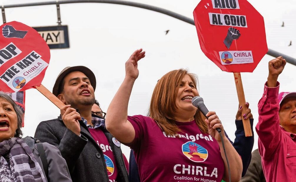 Angélica Salas, directora ejecutiva de CHIRLA, durante una protesta en EU en rechazo al clima de odio que se vive en el país. Foto: CHIRLA