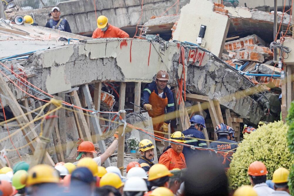Los expertos hicieron énfasis en que la construcción no se derrumbó hacia abajo, como regularmente sucedió con los edificios viejos y que quedaron sensibles después del primer sismo del 7 de septiembre pasado. (FOTOS: ARCHIVO EL UNIVERSAL)