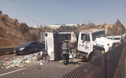 Choque de camión de basura contra muro de contención deja 2 muertos y 4 heridos en autopista Chamapa-Lechería