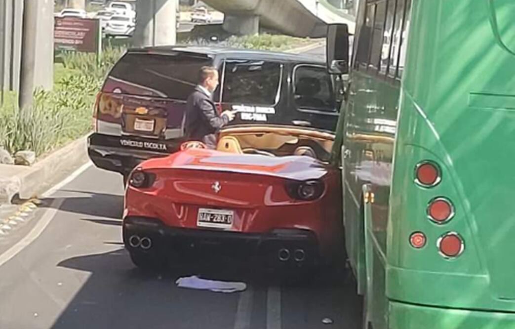 Ferrari rojo choca contra transporte público. Foto: Redes sociales