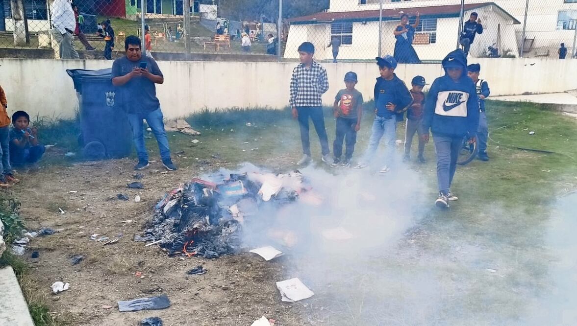 Indígenas de San Antonio del Monte, en San Cristóbal de las Casas, que quemaron los nuevos libros de texto, prohibieron la entrada a la prensa para cubrir el inicio de clases. Foto: Especial