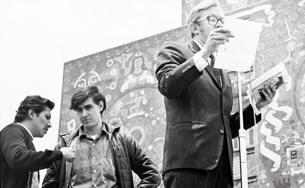 Heberto Castillo en un mitin durante los conflictos de 1968. EL UNIVERSAL reportó, el 10 de mayo de 1969, que la Policía Judicial lo arrestó por cargos de invitación a la rebelión, conspiración, sedición, asociación delictuosa, daño a propiedad ajena, robo, despojo, homicidio y lesiones. según indicaron las indagatorias de la fuerza pública. Foto: ESPECIAL.