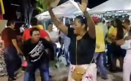 VIDEO Mujer bailaba alegremente y le llega un infarto fulminante en plena fiesta en Colombia