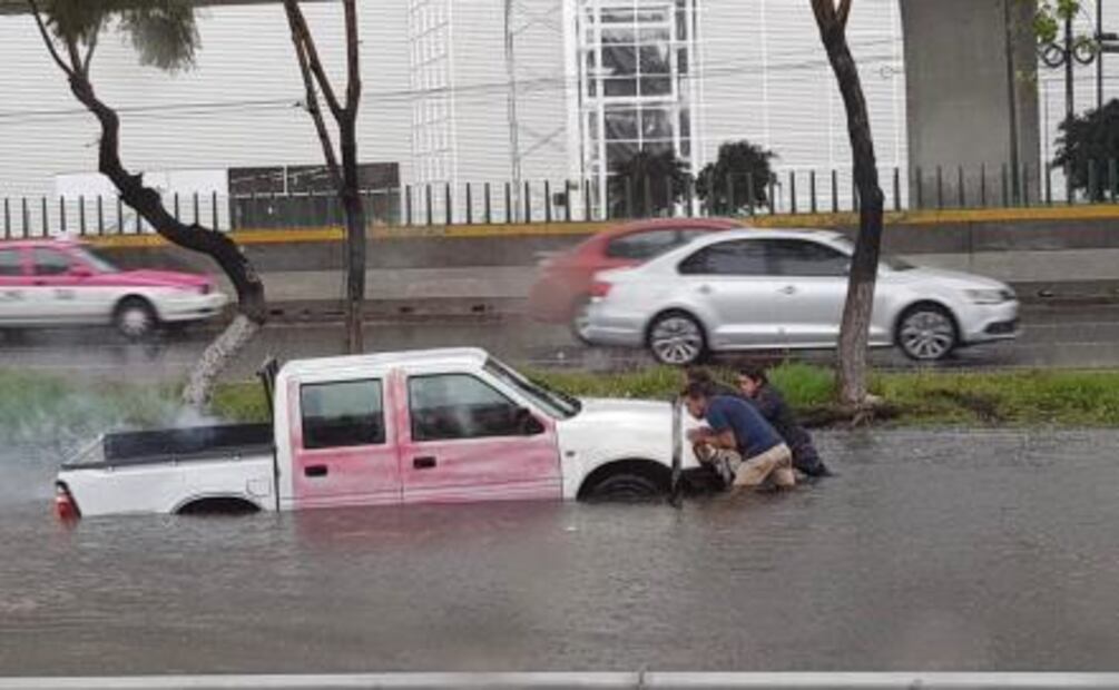 Inundaciones dejan varados a cientos en Periférico Norte