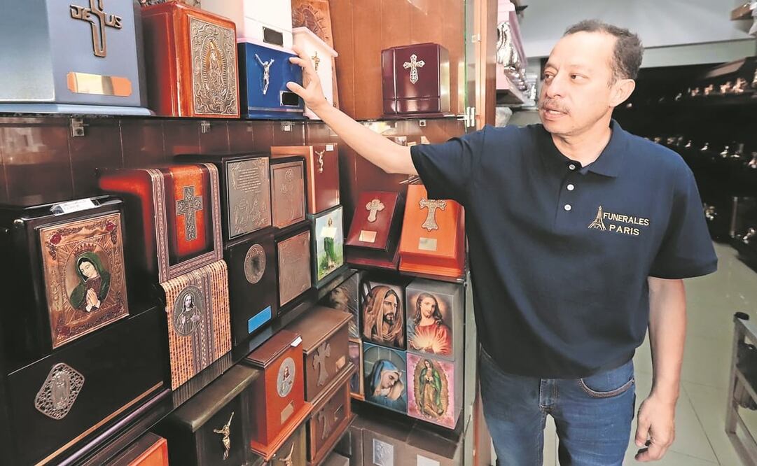 David Vélez Ponce, dueño de Funerales París, asegura que actualmente el artículo más vendido en su negocio son las urnas. Foto: Berenice Fregoso. EL UNIVERSAL